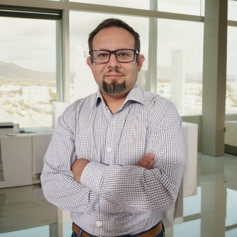 Foto de Juan Irrazabal en un entorno profesional